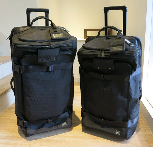 ボストンキャリーバッグ2型（ブラック） （左）size：W390×H770×D360mm 　￥78,000 （右）size：W390×H690×D320mm 　￥72,000 荷物の容量に応じてフロントのアジャストストラップを絞り収納物を押さえることが可能