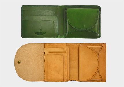 二つ折り財布のコインポケットは、立体的な構造で中が見やすくなっている