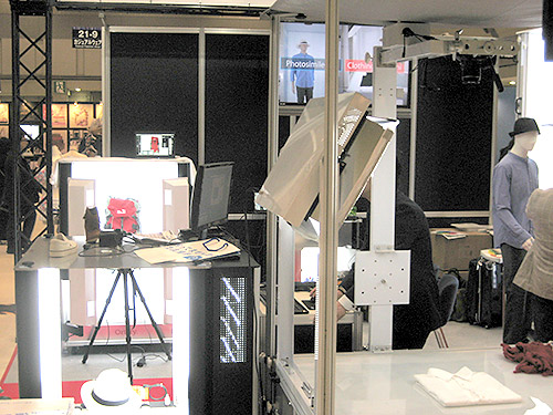 (株)アポロクリエイト 「Photo Automation」商品撮影を自動化する撮影スタジオシステムを展示