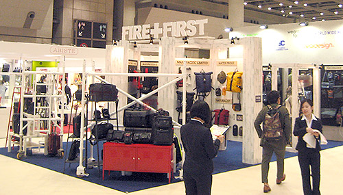 アークネスジャパン(株) 「FIRE FIRST」コーデュラ素材や機能性が売りの多機能リュックやバッグを展示