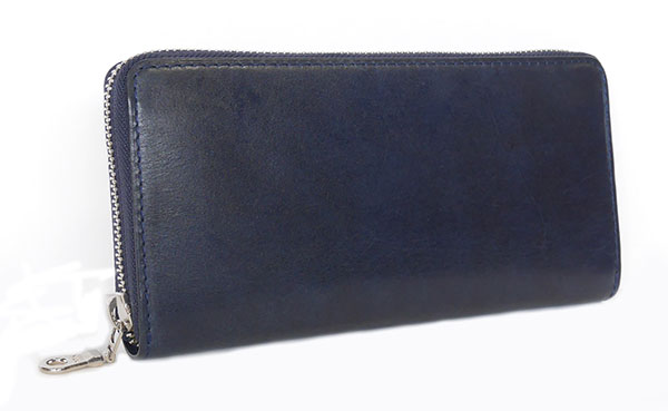 INDIGO DYE SMOOTH シリーズ 人気の藍染め財布のシリーズは、シンプルでビジネスシーンにも活躍しそうな、使うと味が出るシリーズ。また新たに小物も追加され、ウォレットの中にもう一つ機能をプラスできるウォレットinウォレットやキーケース、カードケースが登場している。 ラウンド束入れ／￥22,000