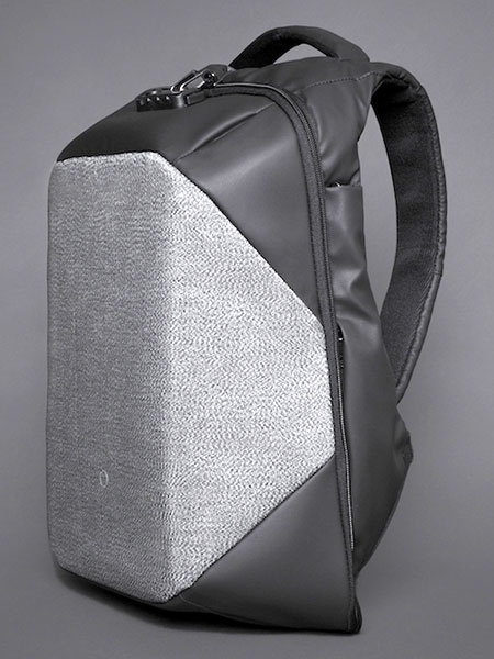 ClickPack Pro サイズ:W34×H46×D16cm、重さ:1,289g、容量:17.3ℓ、価格:24,800円(税抜)